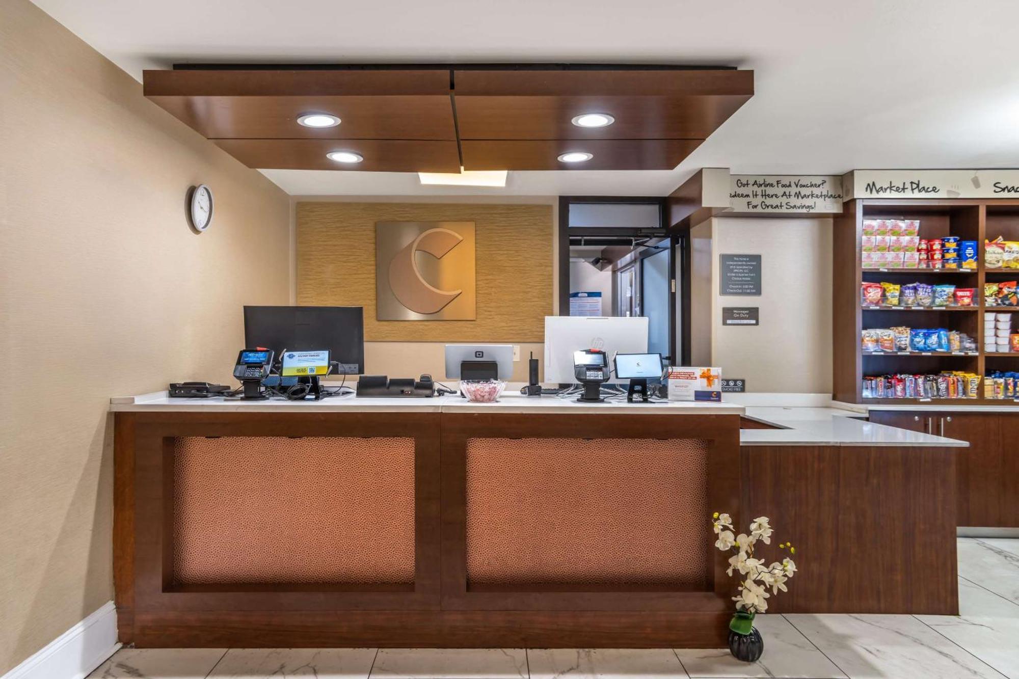 Comfort Inn Charlotte Airport Uptown Exterior photo