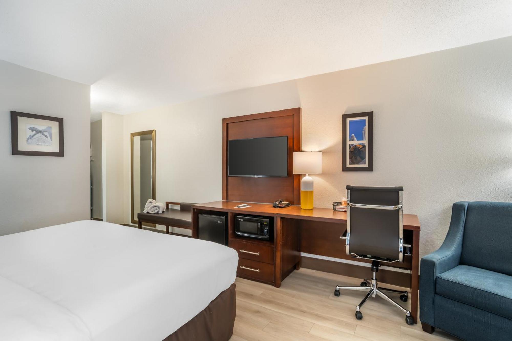Comfort Inn Charlotte Airport Uptown Exterior photo